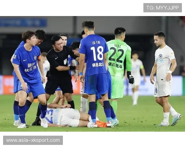 场边医疗救援实录：哥本哈根球员抽筋仍坚持比赛